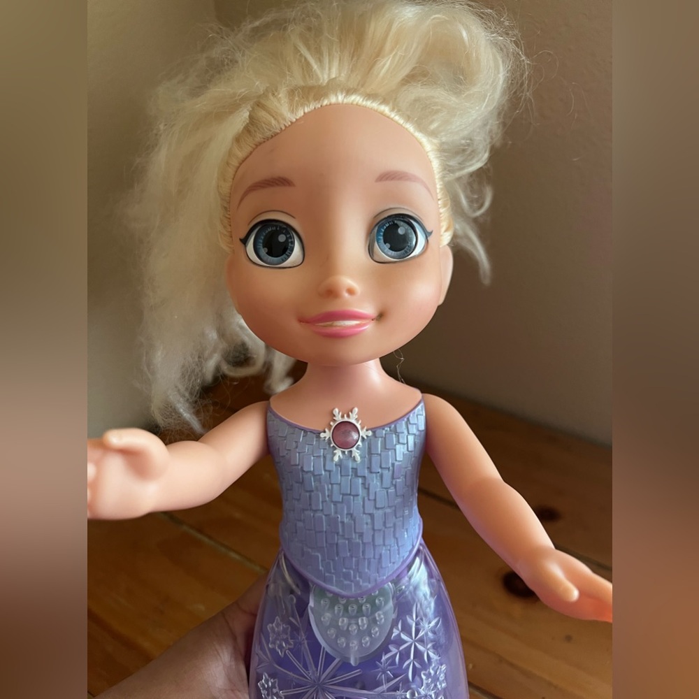 Disney Jakks Pacific Frozen Northern Lights Singing and Talking Elsa Doll - Picture 3 of 5
